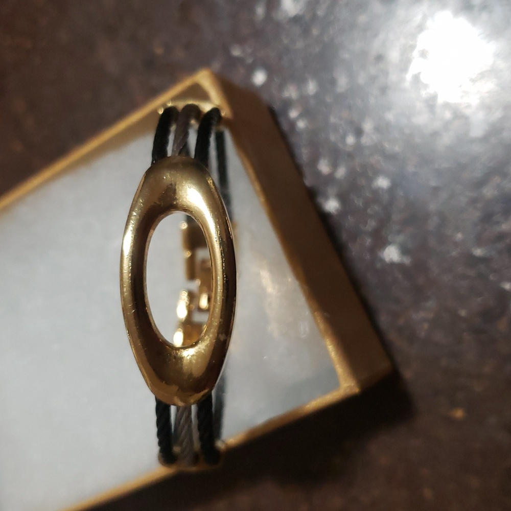 *Elegant Gold and Black Women's Bracelet. Italy Yellow Goldtone/Stainless Steel.